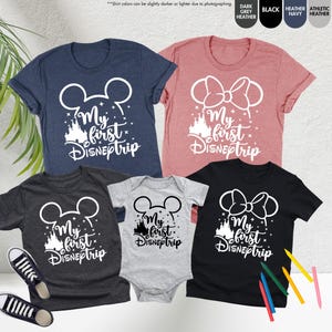 Pode incluir: Um conjunto de quatro t-shirts com uma silhueta branca de orelhas do Mickey Mouse e o texto "My first Disneptrip". As t-shirts s&atilde;o de diferentes cores: cinza escuro mesclado, cinza claro, preto e rosa.