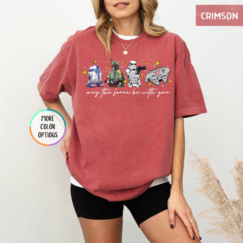 Puede incluir: Camiseta color carmes&iacute; con personajes de Star Wars: R2-D2, Boba Fett, un Stormtrooper y el Halc&oacute;n Milenario, con la frase "may the force be with you". La camiseta tiene un corte holgado y mangas cortas.