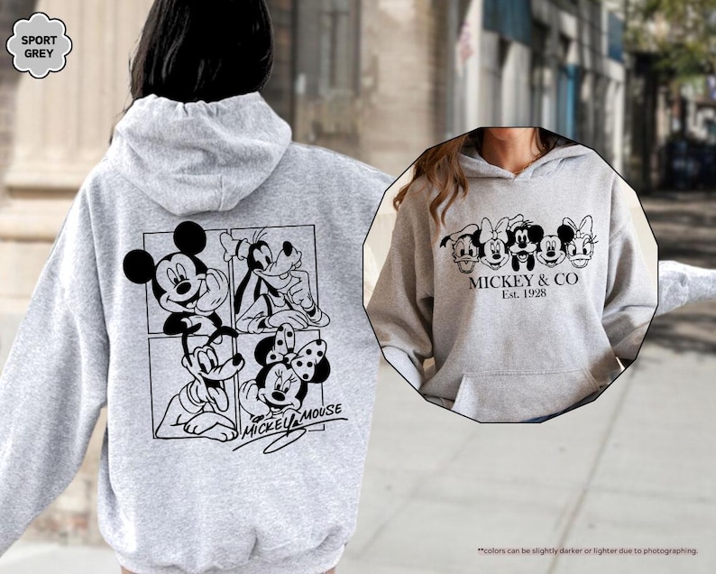 Pu&ograve; includere: Una felpa con cappuccio grigio chiaro con Topolino e i suoi amici. La parte posteriore della felpa presenta un design a quattro pannelli con Topolino, Pippo, Pluto e Minnie. La parte anteriore ha il testo "MICKEY & CO Est. 1928". La felpa &egrave; etichettata "SPORT GREY".