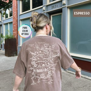 Op de afbeelding: Espresso-kleurig t-shirt met een wit schematisch ontwerp op de rug, inclusief tekst zoals "Discharge pipe" en "Stabilizer Legs". Het shirt maakt deel uit van een collectie met meer kleuropties. Het nummer 2636 is ook zichtbaar.
