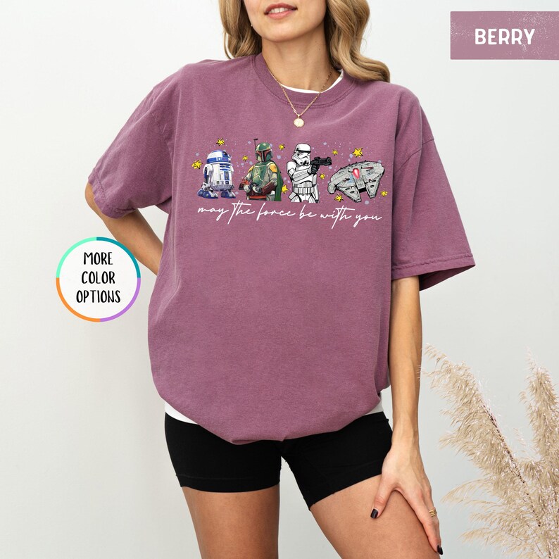 Puede incluir: Camiseta color baya con personajes de Star Wars: R2-D2, Boba Fett, un Stormtrooper y el Halc&oacute;n Milenario. La frase "may the force be with you" est&aacute; escrita debajo de los personajes. La camiseta es de corte holgado.