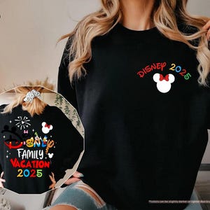 K&ouml;nnte beinhalten: Schwarzer Pullover mit einem bunten Disney Family Vacation 2025-Motiv auf der Vorderseite und einer Mickey Mouse-Silhouette mit dem Text "Disney 2025" auf der R&uuml;ckseite.