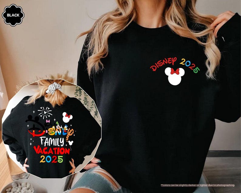 K&ouml;nnte beinhalten: Schwarzer Pullover mit einem bunten Disney Family Vacation 2025-Motiv auf der Vorderseite und einer Mickey Mouse-Silhouette mit dem Text "Disney 2025" auf der R&uuml;ckseite.