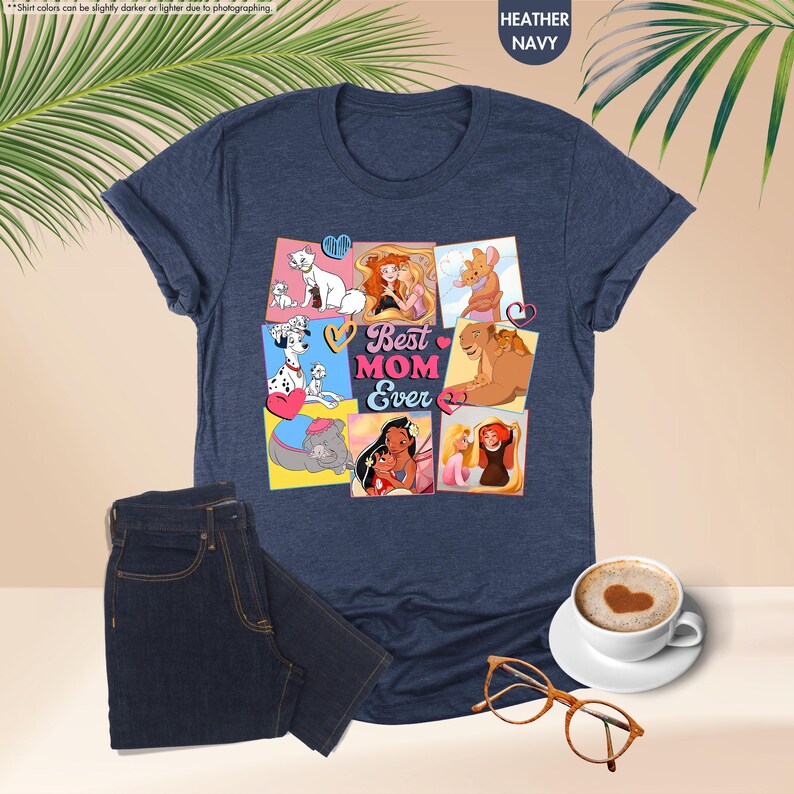 Pode incluir: Uma camiseta azul marinho heather com uma colagem de personagens da Disney e o texto "Best Mom Ever".