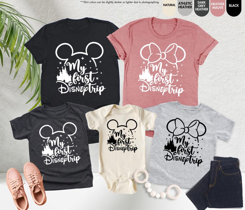 Pode incluir: Conjunto de quatro t-shirts com uma silhueta branca de orelhas do Mickey Mouse e o texto "My first Disneptrip" com uma silhueta do castelo da Cinderela. As t-shirts s&atilde;o de cor preta, cinza mescla, rosa e creme.