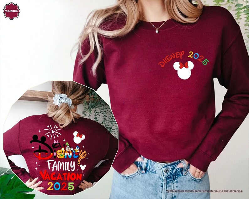 K&ouml;nnte beinhalten: Ein maroonfarbener Pullover mit dem Text "DISNEY 2025" und einem Cartoon-Bild von Mickeys Kopf. Die R&uuml;ckseite des Pullovers zeigt eine bunte Grafik von Mickey Mouse und anderen Disney-Charakteren mit dem Text "DISNEY FAMILY VACATION 2025".