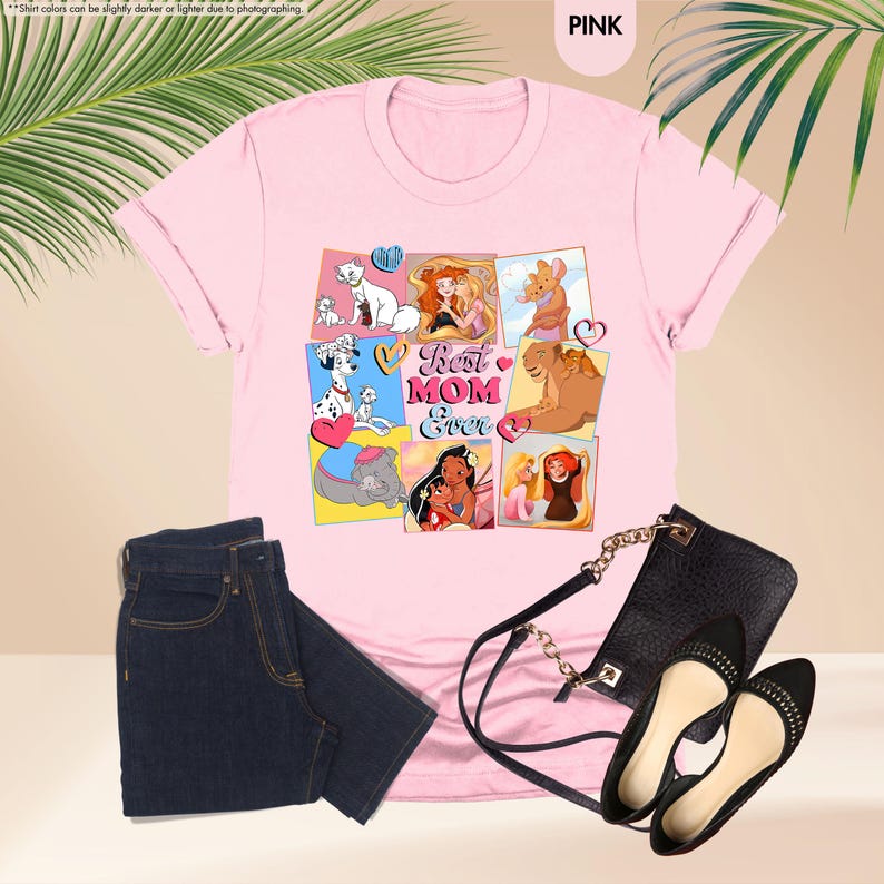 Pode incluir: Camiseta rosa com uma colagem de personagens da Disney e o texto "Best Mom Ever".