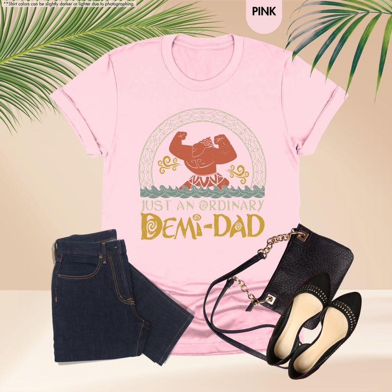 Puede incluir: Camiseta rosa con un personaje de dibujos animados y el texto "Just an ordinary Demi-Dad".