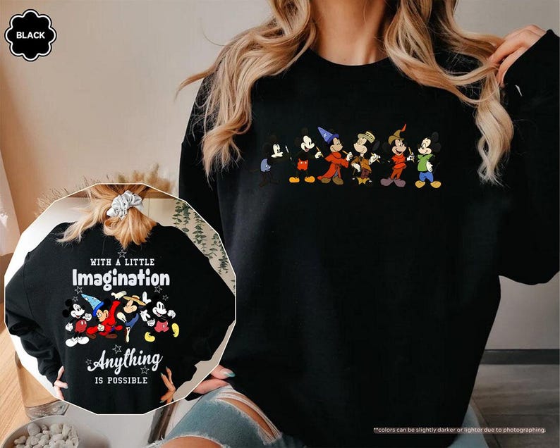 Puede incluir: Sudadera negra con un gr&aacute;fico colorido de Mickey Mouse y sus amigos. La parte delantera de la sudadera muestra una fila de personajes de dibujos animados. La parte trasera de la sudadera tiene el texto "WITH A LITTLE Imagination Anything IS POSSIBLE".