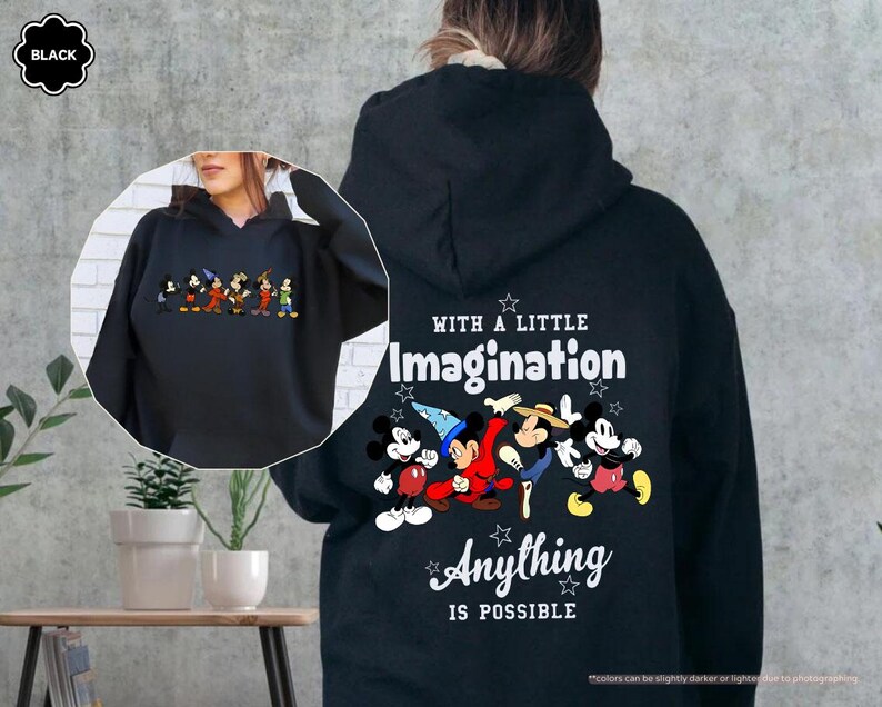Puede incluir: Sudadera con capucha negra con un gr&aacute;fico colorido de personajes de Disney. La parte trasera de la sudadera tiene el texto "With a Little Imagination Anything is Possible". La sudadera tiene una capucha con cord&oacute;n.