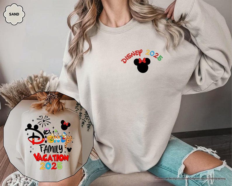 K&ouml;nnte beinhalten: Ein sandfarbener Pullover mit dem Text "Disney 2025" und einer Mickey-Maus-Silhouette auf der Vorderseite. Die R&uuml;ckseite des Pullovers zeigt eine bunte Grafik mit dem Text "Disney Family Vacation 2025".