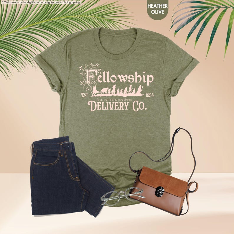 Puede incluir: Camiseta verde con un gr&aacute;fico de un grupo de figuras caminando con el texto "Fellowship Est. 1954 Fast, reliable, precious Delivery Co."
