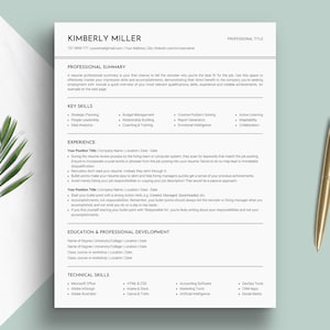 Peut inclure: Un modèle de CV avec des sections pour un résumé professionnel, des compétences clés, de l'expérience, de la formation et du développement professionnel, et des compétences techniques. Ce modèle est conçu pour aider les chercheurs d'emploi à créer un CV professionnel et efficace.