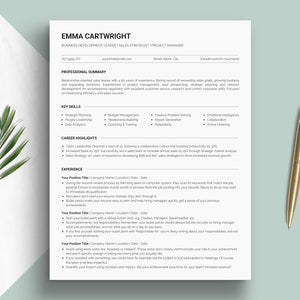 Puede incluir: Una plantilla de currículum con un resumen profesional, habilidades clave, aspectos destacados de la carrera y secciones de experiencia. El currículum es para un líder de desarrollo comercial, un estratega de ventas y un gerente de proyecto.