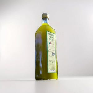 Può includere: Una bottiglia alta di vetro trasparente piena di olio d'oliva. La bottiglia ha un tappo argentato e un'etichetta con testo italiano e la bandiera italiana verde, bianca e rossa. L'olio d'oliva è di un colore giallo-verde brillante.