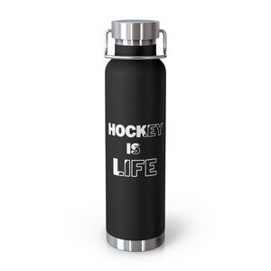 Gourde de hockey (22 oz) | Bouteille isotherme sans BPA | Équipement de sport | Retour à l&#39;école | Couleurs rouge, bleu, orange, noir | Cadeau pour fan de hockey