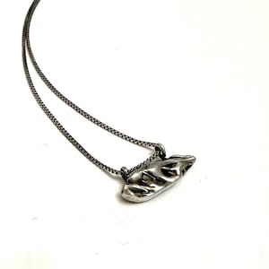 Collar abstracto de barra ovalada fundida en plata de ley en capas con efecto antiguo