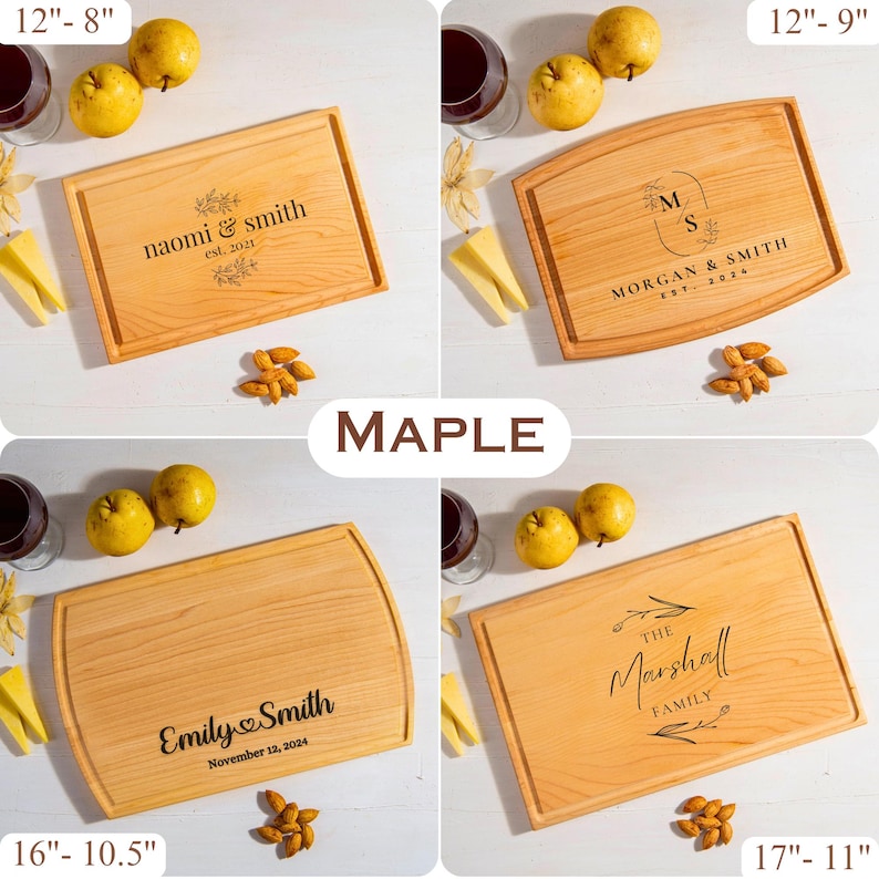 Peut inclure: Quatre planches &agrave; d&eacute;couper en bois d'&eacute;rable grav&eacute;es avec des noms et des dates. Les planches varient en taille, la plus grande mesurant 43 cm sur 28 cm. Chaque planche a une rainure &agrave; jus et est entour&eacute;e d'aliments.