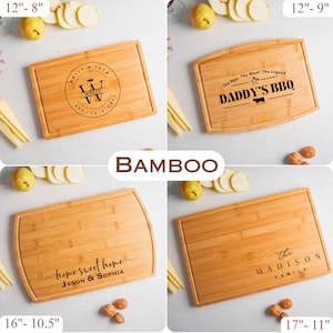 Peut inclure: Quatre planches &agrave; d&eacute;couper en bambou avec des motifs grav&eacute;s. Les planches varient en taille, la plus grande mesurant 43 cm x 28 cm. Une planche porte le texte "DADDY'S BBQ", une autre "home sweet home".
