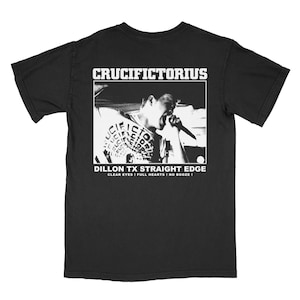 Könnte beinhalten: Schwarzes T-Shirt mit einem weißen Grafikdruck einer Person, die in ein Mikrofon singt. Der Text "CRUCIFICTORIUS" befindet sich oben auf der Grafik, und der Text "DILLON TX STRAIGHT EDGE" befindet sich unter der Grafik. Der Text "CLEAR EYES! FULL HEARTS! NO BOOZE!" befindet sich unter dem Text "DILLON TX STRAIGHT EDGE".