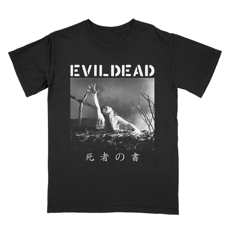 Puede incluir: Camiseta negra con un gr&aacute;fico blanco de una persona que se estira desde una pila de ramas. El texto "EVIL DEAD" est&aacute; por encima del gr&aacute;fico y "死者 の 聲" est&aacute; por debajo del gr&aacute;fico.