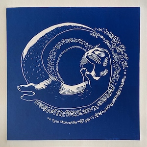 カワウソのリノカット版画、30×30cm、青色