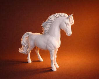 Peut inclure: Une figurine de cheval blanc avec une crinière et une queue fluides se dresse sur une surface marron. Le cheval est sculpté avec une musculature détaillée et est éclairé par une lumière chaude, créant des ombres.