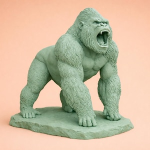 Puede incluir: Una escultura detallada de un gorila en una pose dinámica, con la boca abierta en un rugido. El simio es de color verde apagado, de pie sobre una base texturizada. El fondo es de color melocotón sólido.