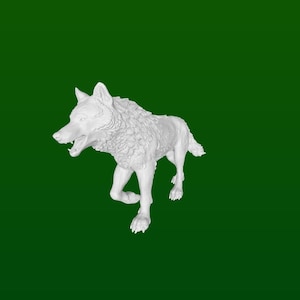 Könnte beinhalten: Eine weiße Wolfsfigur mit einem knurrenden Ausdruck, die auf einem grünen Hintergrund steht.