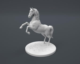 Peut inclure: Figurines en céramique blanche d'un cheval se dressant sur ses pattes arrière. Le cheval a une crinière et une queue flottantes. La figurine est posée sur une petite base ronde.