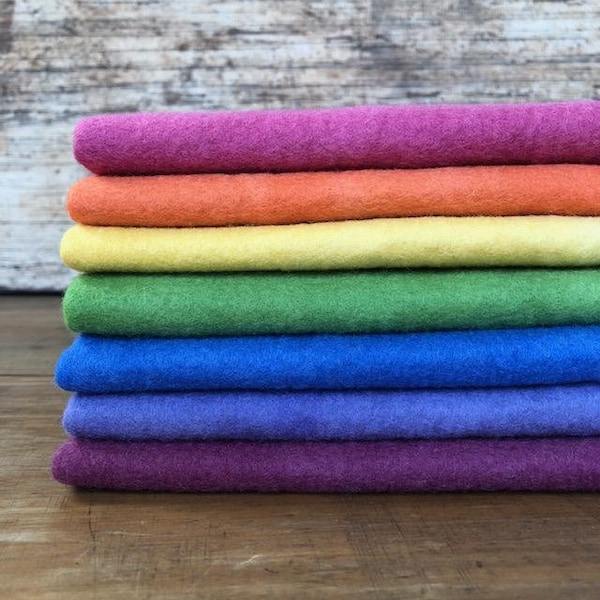 Handgefärbter Reiner Wollfilz in herbstlichen Regenbogenfarben ~ verschiedene Farben + Größen verfügbar