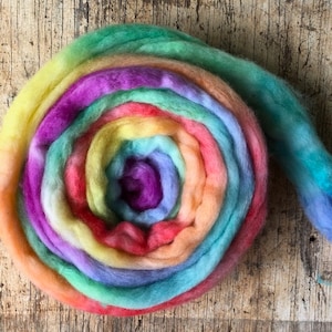 Handbemaltes reines Wollfilz in Regenbogenfarben zum Nass- oder Trockenfilzen oder Weben