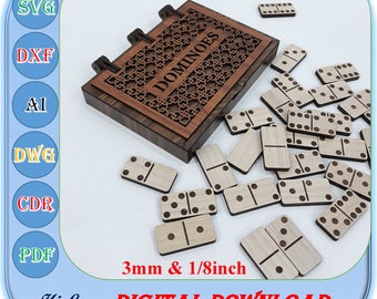 Könnte beinhalten: Ein Domino-Spiel aus Holz mit einer Holzkiste mit einem dekorativen Laser-Schnittmuster. Die Kiste ist geöffnet und die Dominosteine liegen verstreut herum. Die Dominosteine sind aus Holz und haben schwarze Punkte. Die Kiste ist mit "DOMINOES" beschriftet. Das Set ist in den Stärken 3 mm und 1/8 Zoll erhältlich.