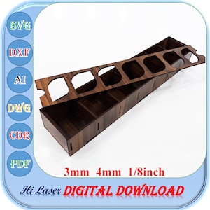 Puede incluir: Una caja de madera con seis compartimentos y una tapa extraíble. La caja está hecha de madera marrón con un patrón de veta de madera. La tapa tiene cinco círculos recortados. La caja tiene un grosor de 3 mm, 4 mm o 1/8 de pulgada. El texto "Hi Laser DIGITAL DOWNLOAD" está impreso en la parte inferior de la imagen.