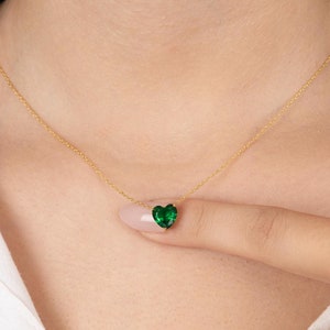 14k Gold Smaragd Herz Halskette, Minimalistische herzförmige Smaragd Liebe Anhänger Halskette, Herz Cut Smaragd Birthstone Schmuck, Geschenk für Sie