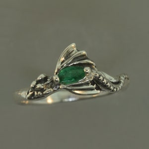 Ring Baby Dragon Emerald: Alternatieve sterlingzilveren trouwring