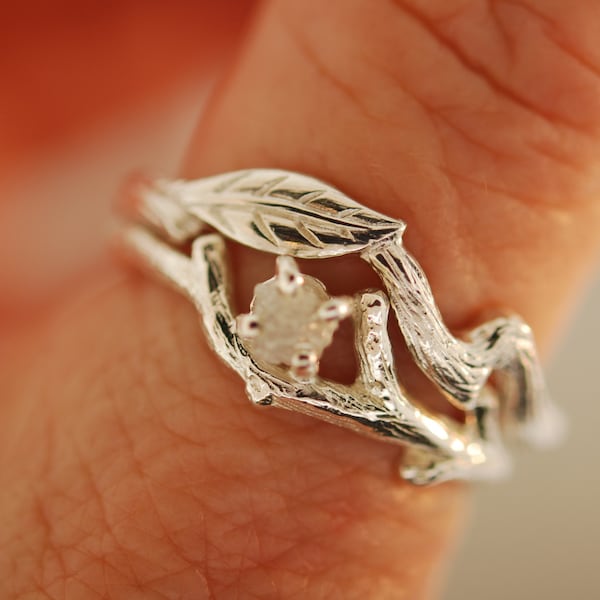 Set di anelli di fidanzamento Debra in argento sterling con diamanti grezzi a forma di ramo.
