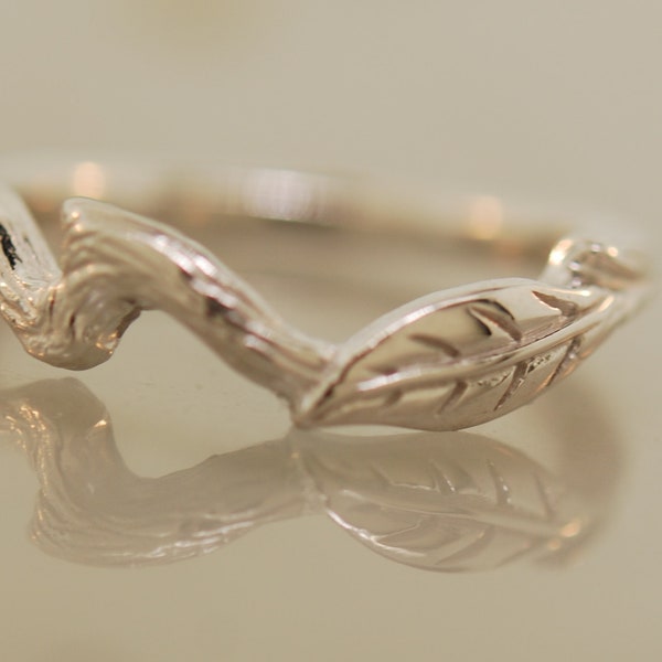 Anello a forma di ramo con foglie in argento sterling: una fede ispirata alla natura.