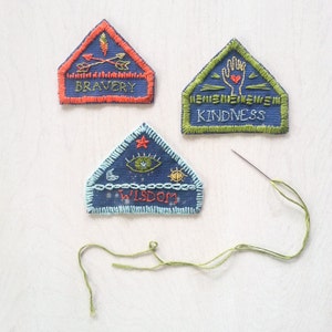 VERDIENST Abzeichen pdf Stickmuster, Sommer Camp Vibes, Scout Patches, Geschenke für Kinder, Weisheit, Tapferkeit, Freundlichkeit Awards by cosyblue auf etsy