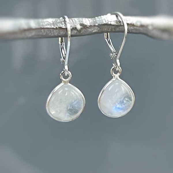 Pendientes colgantes de piedra lunar de plata de ley con forma de lágrima y cierre de palanca. Pendientes minimalistas colgantes hechos a mano. Joyería de piedra lunar, regalo para esposa.