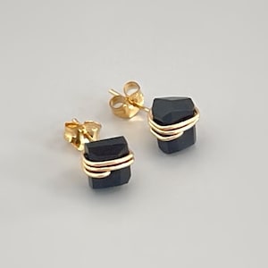 Örhängen med svart onyx, handgjorda smycken 14k guldfyllning, sterlingsilver, minimalistiska, nätt örhängen med rå ädelsten i roséguld, gåva