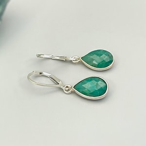 Boucles d&#39;oreilles émeraude pendantes en forme de larme, fait main, argent, or 14 carats, bijoux en pierres précieuses brutes pour femmes Boucles d&#39;oreilles pendantes pendantes Dainty May Birthstone