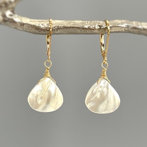 Boucles d'oreilles en nacre pendantes or 14 carats, argent, coquillages de plage, perles, bijoux d'été, cadeau minimaliste irisé fait main pour femme