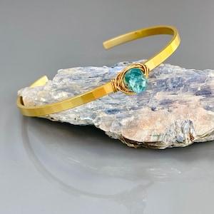 Feines Apatit Edelstein Armband, Stapel Armband, Handgemachtes gehämmertes Matt Gold Edelstein Manschette Armband, Geschenk für Frau