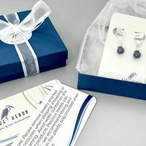 Pendientes minimalistas de perlas colgantes de oro de 14k, pendientes colgantes delicados de plata de ley azules, joyería artesanal hecha a mano, regalo moderno para damas de honor imagen 15