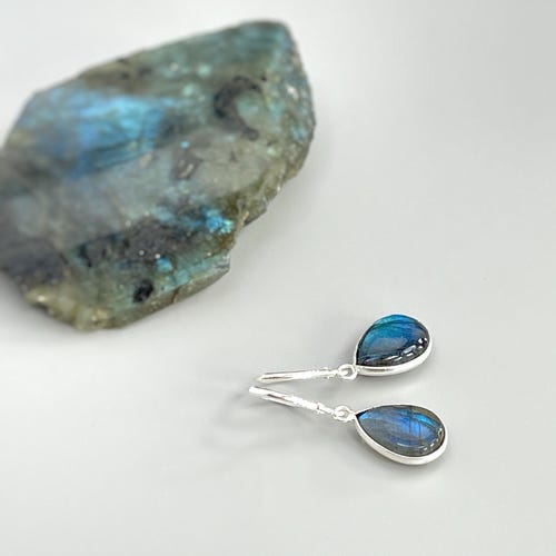 Boucles d'oreilles en labradorite pendantes, argent sterling, bijoux minimalistes en labradorite faits main avec pierres précieuses bleues, boucles d'oreilles en forme de larme à levier