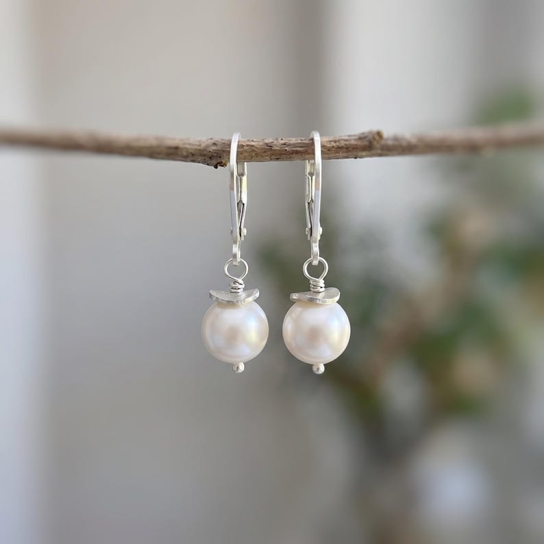 Pendientes minimalistas de perlas colgantes de oro de 14k, pendientes colgantes delicados de plata de ley azules, joyería artesanal hecha a mano, regalo moderno para damas de honor imagen 18