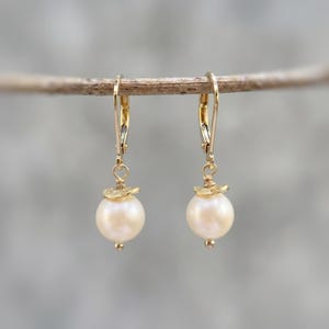 Pendientes minimalistas de perlas colgantes de oro de 14k, pendientes colgantes delicados de plata de ley azules, joyería artesanal hecha a mano, regalo moderno para damas de honor imagen 19