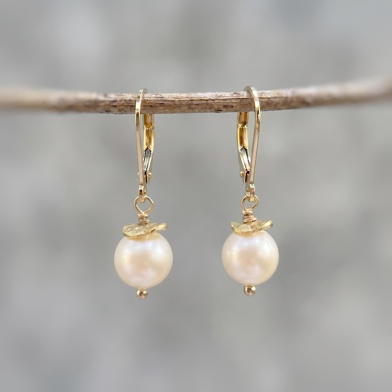 Pendientes minimalistas de perlas colgantes de oro de 14k, pendientes colgantes delicados de plata de ley azules, joyería artesanal hecha a mano, regalo moderno para damas de honor imagen 19