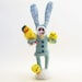 Enfant bleu collectionneur de lapins en coton filé - Figurine printanière